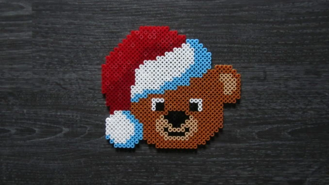 Nounours au bonnet de Noël rouge