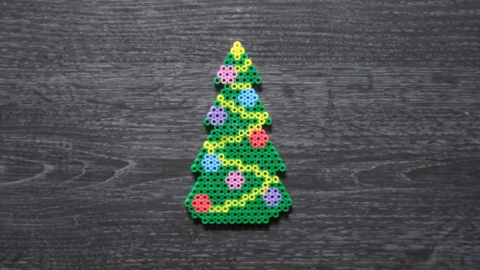 Sapin de Noël Décoré de boules et guirlandes